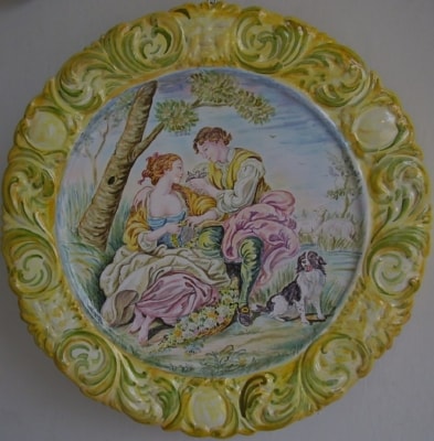 Albisola ceramics Art - Baroque plate in majolica
representing  " Love scene "